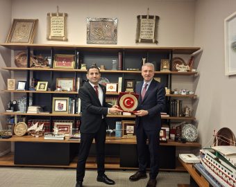 YHS EĞİTİM SEN heyeti olarak, Cumhurbaşkanı Başdanışmanı Sayın Oktay SARAL’ı ziyaret ederek hazırlanan kapsamlı çözüm dosyasını sunduk. ​Kamu personelinin beklentileri üzerine yoğunlaşılan görüşmede, çalışma hayatındaki sorunların çözümü ve iyileştirmeler için gerekli teknik çalışmaların başlatılması konusunda mutabık kalındı. Görüşmede; Yardımcı Hizmetler Sınıfı'nın (YHS) eğitim durumuna uygun statulere geçiş süreci, üniversite idari personelinin tayin sorunu ,sözleşmeli personelin kadro güvencesi , tüm kamu görevlilerine ayrımsız 3600 ek gösterge verilmesi ,mobing ,mülakatın kaldırılması ve eşit işe eşit ücret ve statü arasındakı gelir adaleti sağlanması gibi hayati konuları detaylıca aktardık. ​Sayın Başdanışman ile gerçekleştirdiğimiz bu verimli toplantıda, ilettiğimiz maddelerin dikkatle inceleneceği ve gerekli teknik çalışmaların başlatılacağı ifade edilmiştir. Kamu çalışanlarımızın emeğinin karşılığını alması ve çalışma barışının sağlanması adına süreci en üst düzeyde takip etmeye devam edeceğiz.