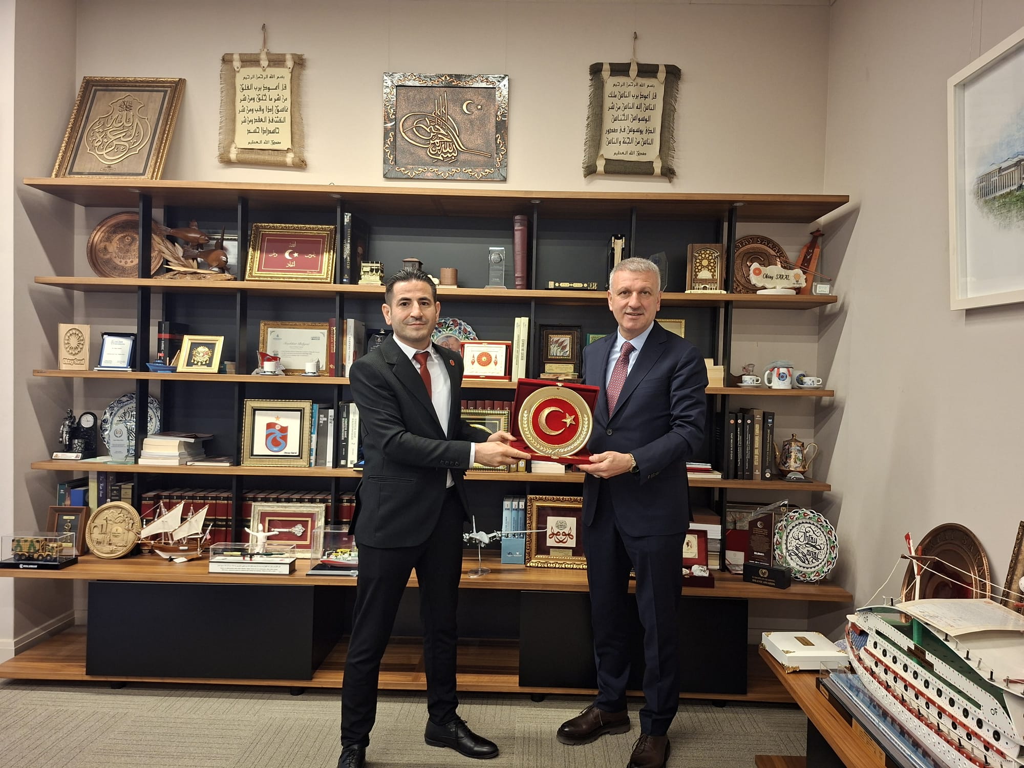 YHS EĞİTİM SEN heyeti olarak, Cumhurbaşkanı Başdanışmanı Sayın Oktay SARAL’ı ziyaret ederek hazırlanan kapsamlı çözüm dosyasını sunduk.​Kamu personelinin beklentileri üzerine yoğunlaşılan görüşmede, çalışma hayatındaki sorunların çözümü ve iyileştirmeler için gerekli teknik çalışmaların başlatılması konusunda mutabık kalındı.Görüşmede; Yardımcı Hizmetler Sınıfı'nın (YHS)  eğitim durumuna uygun statulere geçiş süreci,  üniversite idari personelinin tayin sorunu ,sözleşmeli personelin kadro güvencesi , tüm kamu görevlilerine ayrımsız 3600 ek gösterge verilmesi ,mobing ,mülakatın kaldırılması ve eşit işe eşit ücret ve statü arasındakı gelir adaleti sağlanması gibi hayati konuları detaylıca aktardık.​Sayın Başdanışman ile gerçekleştirdiğimiz bu verimli toplantıda, ilettiğimiz maddelerin dikkatle inceleneceği ve gerekli teknik çalışmaların başlatılacağı ifade edilmiştir. Kamu çalışanlarımızın emeğinin karşılığını alması ve çalışma barışının sağlanması adına süreci en üst düzeyde takip etmeye devam edeceğiz.